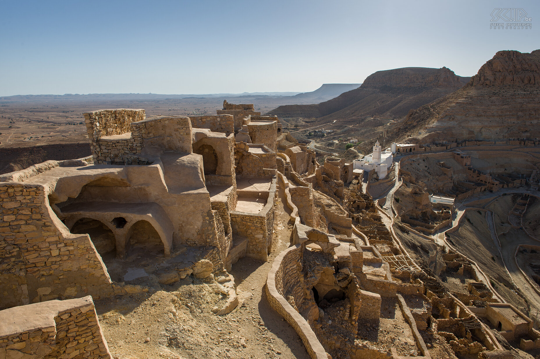 Chenini De oudste gedeeltes van Ksar Chenini dateren uit de 12e eeuw. De witte moskee is nog steeds in gebruik. Stefan Cruysberghs